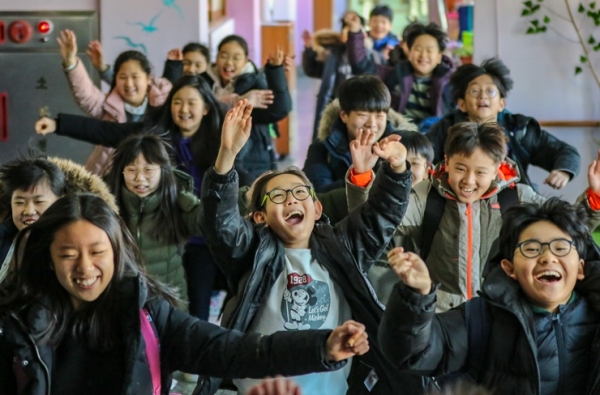 "와~방학이다" 27일 대구 수성구 동산초등학교에서 겨울 방학식을 끝낸 5학년 3반 어린이들이 함박 웃음을 지으며 하교하고 있다. 전영호기자
