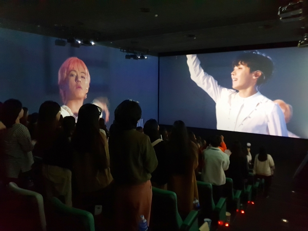 영화 '러브 유어셀프 인 서울' 스크린X 싱어롱 상영을 즐기는 관객들