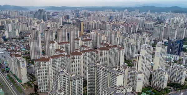 대구 공동주택 공시가격이 지난해보다 6.57%가 올라 보유세 등 세금부담이 커질 전망이다. 상승폭은 서울, 광주에 이어 전국에서 세 번째로 높았다. 사진은 대구 수성구 아파트 모습. 전영호 기자