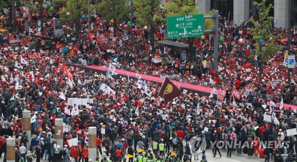 자유한국당은 27일 오후 서울 광화문광장에서 '문재인 STOP(멈춤), 국민이 심판합니다!'는 대규모 장외집회를 열었다.