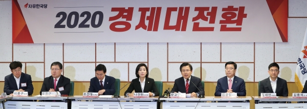 자유한국당 황교안 대표(오른쪽 세번째)가 4일 오전 국회 의원회관에서 열린 '2020 경제대전환 위원회 출범식'에서 발언하고 있다. 연합뉴스