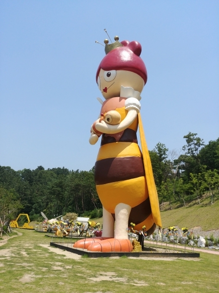 꿀벌 모형동산에 우뚝 서 있는 '여왕벌 퀴니'.