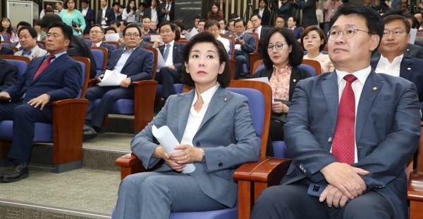 자유한국당 나경원 원내대표(가운데)가 24일 오후 국회에서 열린 의원총회에 참석해 자리하고 있다. (연합뉴스)