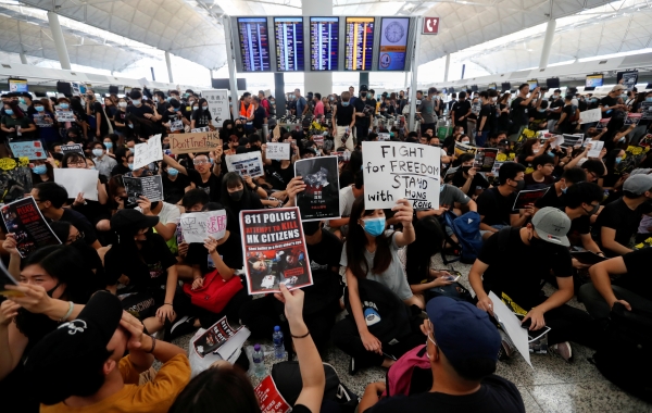 '범죄인 인도 법안'(송환법)에 반대하는 홍콩 시위대가 12일 홍콩 국제공항 출국장에 모여 시위를 벌이고 있다. 이날 수천 명의 시위대가 홍콩 국제공항을 점령한 채 연좌시위를 벌이는 바람에 여객기 운항이 전면 중단됐다. 연합뉴스