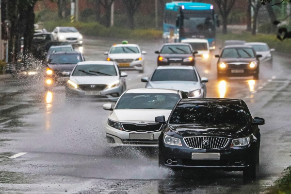 제18호 태풍 '미탁'(MITAG)의 여파로 대구지역에 호우주의보가 발효되며 많은 비가 내린 2일 오후 대구 수성구의 한 도로에서 차량들이 물보라를 일으키며 주행하고 있다. 전영호기자 riki17@idaegu.co.kr