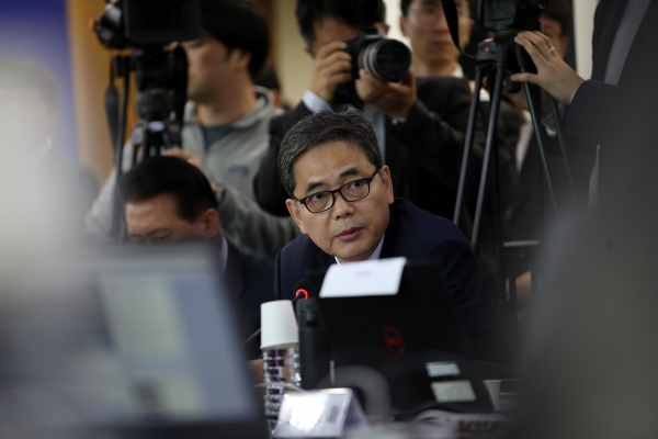 자유한국당 곽상도 의원이 10일 서울대학교에서 열린 국회 교육위원회 국정감사에서 질의하고 있다
