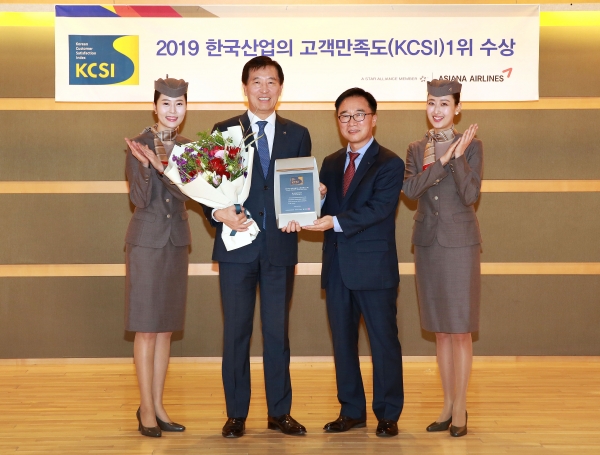 아시아나항공 본사에서 진행된 ‘2019 한국산업의 고객만족도 1위 기업 인증식’에서 아시아나항공 한창수 사장(왼쪽 두번째)과 한국능률협회컨설팅 한수희 부사장(오른쪽 두번째)이 기념사진을 찍고 있다. 아시아나항공 제공.