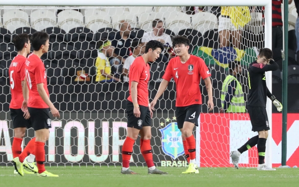 19일(한국시간) 아랍에미리트(UAE) 아부다비의 모하메드 빈 자예드 스타디움에서 열린 대한민국과 브라질 대표팀의 친선경기에서 한국이 다닐루(유벤투스)에게 세 번째 골을 허용한 뒤 아쉬워하고 있다.