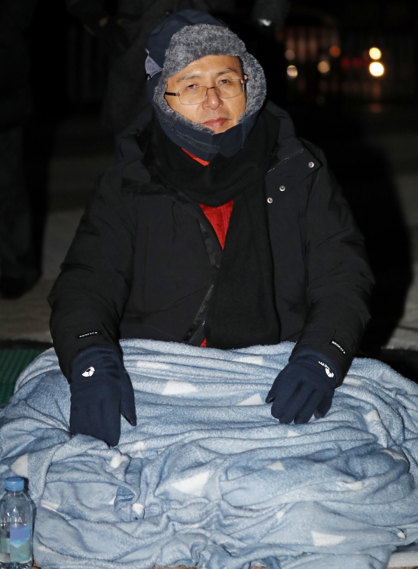 국정 대전환을 촉구하는 단식투쟁을 시작한 황교안 자유한국당 대표가 20일 오후 청와대 앞에서 담요를 덮고 자리를 지키고 있다. 연합뉴스
