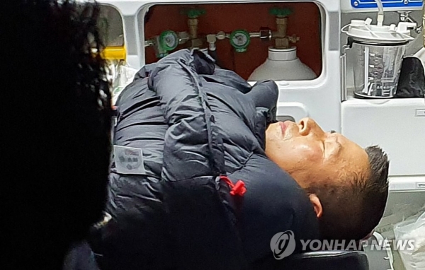 청와대 앞에서 8일째 단식투쟁중이던 자유한국당 황교안 대표가 27일 밤 응급실로 이송되고 있다