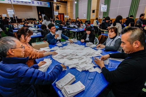 21일 경북 의성군청소년센터에서 대구·경북 통합 신공항 이전 결정을 위한 주민투표에 대한 개표가 진행되고 있다. 전영호기자 riki17@idaegu.co.kr