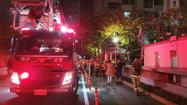 7일 오전 3시 40분께 북구 침산동 17층 규모 아파트 1층에서 화재가 발생해 주민 1명 숨지고 1명이 중상을 입었다. 대구소방안전본부제공