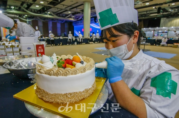10일 대구 북구 엑스코에서 열린 ‘제1회 대구·경북 디저트 디자인 경연대회’에서 참가자들이 우리 농산물을 이용한 생크림 케이크를 만들고 있다.