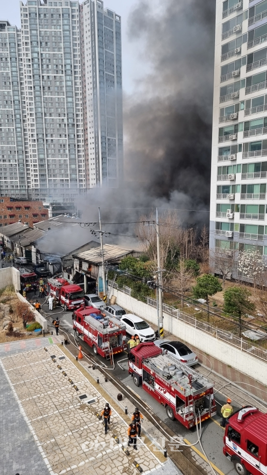 15일 오후 1시 3분께 대구 북구 침산동의 한 자전거공장에서 화재가 발생, 일대 공장으로 불이 번져 소방당국이 화재진압에 나섰다. 전영호기자 riki17@idaegu.co.kr