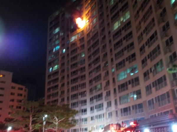 1일 오전 2시 7분께 대구 수성구 매호동 한 아파트 15층에서 화재가 발생했다. 대구소방안전본부 제공