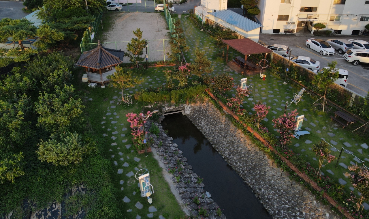 일제강점기 시대 일본군의 수로였던 곳을 ‘빨래터’로 조성해 주민들의 힐링을 위한 ‘마음세탁소’로 활용한다. 왼쪽에 보이는 팔각정이 임시경로당이다.