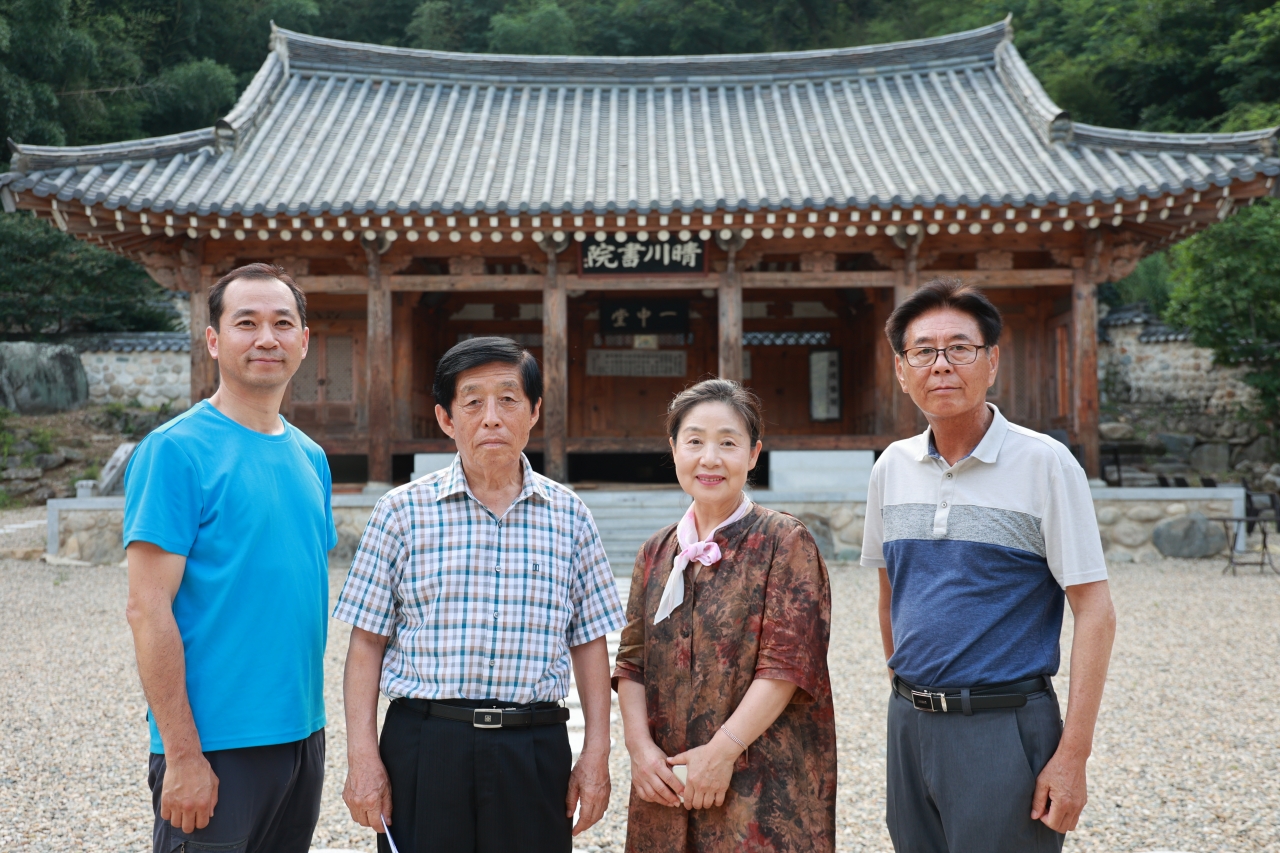 김민수 대표, 김영 노인회장, 배우경 이사, 정창수 이장(왼쪽부터)