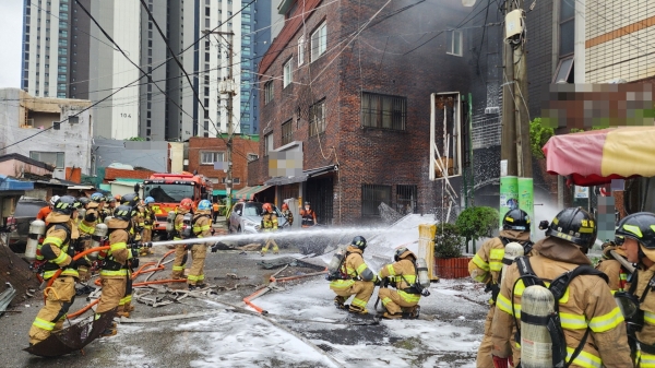 1일 오후 부산 동구 한 목욕탕에서 화재로 인한 폭발이 발생해 소방대원들이 진화를 하고 있다. 연합뉴스