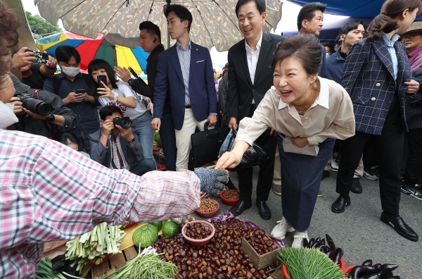25일 오전 대구 달성군 현풍시장을 찾은 박근혜 전 대통령이 시민들과 인사하고 있다. 전영호기자 riki17@idaegu.co.kr
