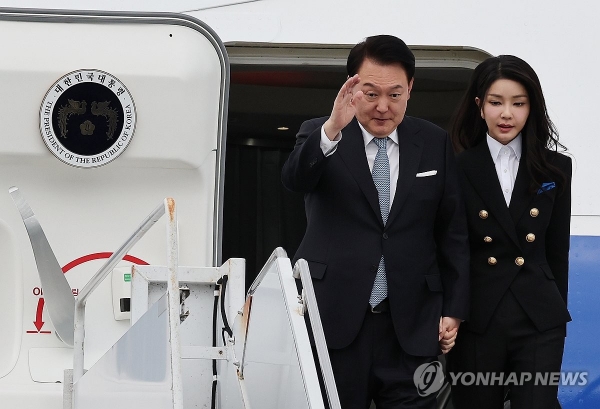 아시아태평양경제협력체(APEC) 정상회의에 참석하는 윤석열 대통령과 부인 김건희 여사가 15일(현지시간) 미국 샌프란시스코 국제공항에 도착, 공군 1호기에서 내리고 있다.