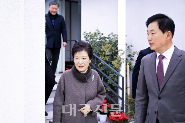 [포토뉴스] 간담회장 마치고 귀가하는 박근혜 전 대통령