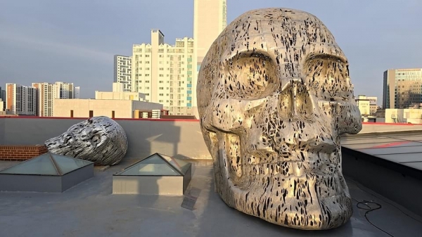 권정호미술관 옥상인 야외전시장에 설치된 권정호 작가의 해골 입체 작품. 권정호미술관 제공