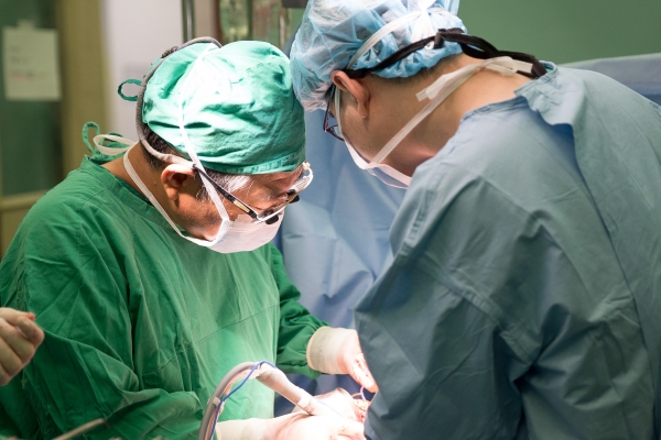대구가톨릭대병원 장기이식센터 간이식팀의 수술 장면.