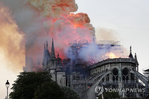 지난 15일(현지시간) 프랑스 파리 노트르담 대성당에서 큰불이 난 모습  연합뉴스