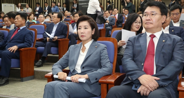 자유한국당 나경원 원내대표(가운데)가 24일 오후 국회에서 열린 의원총회에 참석해 자리하고 있다.  연합뉴스