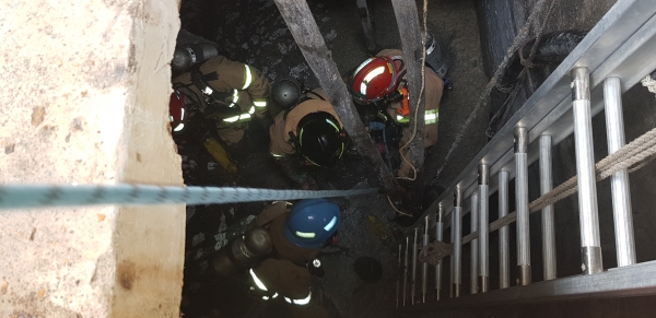 10일 오후 2시 30분께 경북 영덕군 축산면 축산항 한 지하탱크에서 정비 작업 중이던 작업자 4명이 질식해 119 구급대원들이 구조를 하고 있다.(경북도소방본부제공)