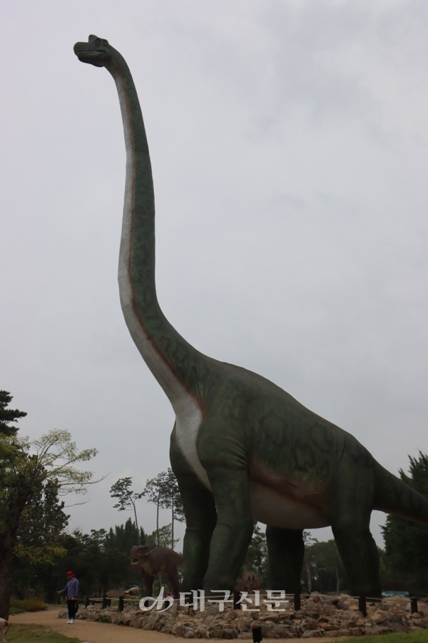 국내 최대 크기를 자랑하는 공룡도 인기다.