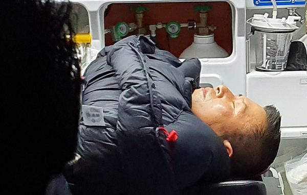 청와대 앞에서 8일째 단식투쟁중이던 자유한국당 황교안 대표가 27일 밤 응급실로 이송되고 있다. 연합뉴스
