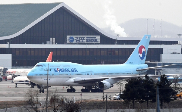 31일 서울 강서구 김포국제공항에서 중국 우한 거주 한국 교민 수송에 투입된 전세기가 도착하고 있다. 연합뉴스
