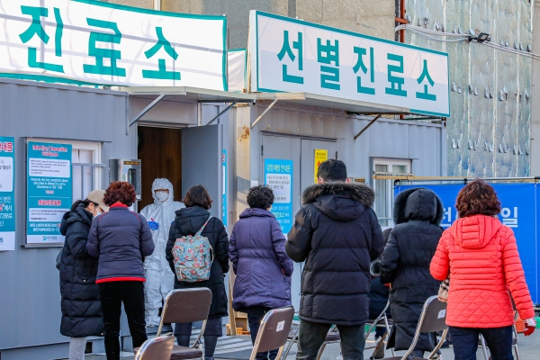 지난 19일 오후 대구 서구 대구의료원 선별진료소 앞에서 ‘코로나19’ 진단 검사를 받으려는 의심환자들이 순서를 기다리고 있다. 전영호기자 riki17@idaegu.co.kr
