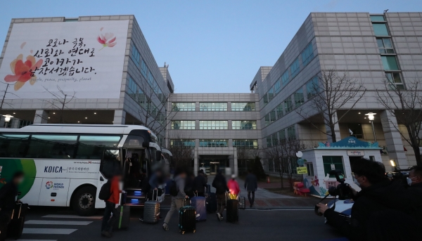 신종 코로나바이러스 감염증(코로나19) 상황이 악화하고 있는 이란에서 지난 19일 귀국한 교민들이 경기도 성남시 코이카(KOICA) 연수센터에 들어가고 있는 모습. 연합뉴스