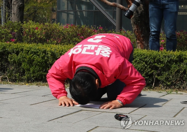 미래통합당 황교안 대표가 10일 자신의 출마지인 서울 종로구 대학로 마로니에공원에서 지지를 호소하며 큰절하고 있다.