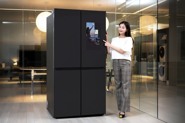 삼성전자 모델이 수원 삼성전자 디지털시티 프리미엄하우스에서 패밀리허브가 적용된 비스포크 냉장고 신제품을 소개하고 있다. 삼성전자 제공