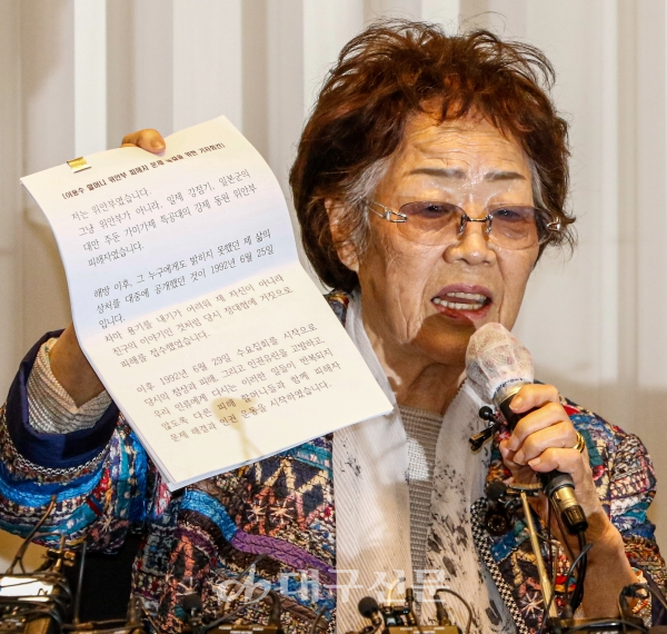 문건 들어 보이는 이용수 할머니 일본군 위안부 피해자 이용수 할머니가 25일 오후 대구 수성구 만촌동 인터불고 호텔에서 기자회견을 시작하며 문건을 들어 보이고 있다. 전영호기자 riki17@idaegu.co.kr