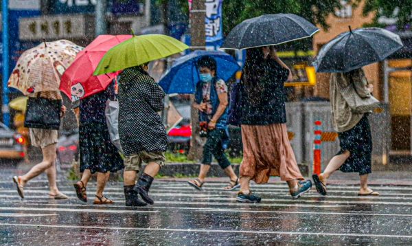 장맛비가 내린 지난 6일 대구의 한 횡단보도에서 우산을 쓴 시민들이 발걸음을 재촉하며 이동하고 있다. 전영호기자 riki17@idaegu.co.kr