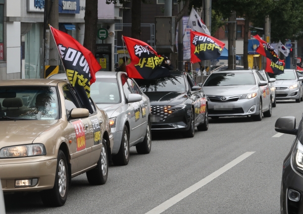 개천절인 3일 서울 강동구 굽은다리역 앞에서 보수단체 회원들이 추미애 법무부 장관 사퇴를 촉구하는 차량 행진을 하고 있다. 연합뉴스