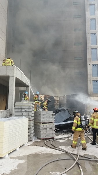 27일 오후 1시 22분께 대구 동구 한 아파트 건설현장에서 화재가 발생했다. 대구소방안전본부 제공