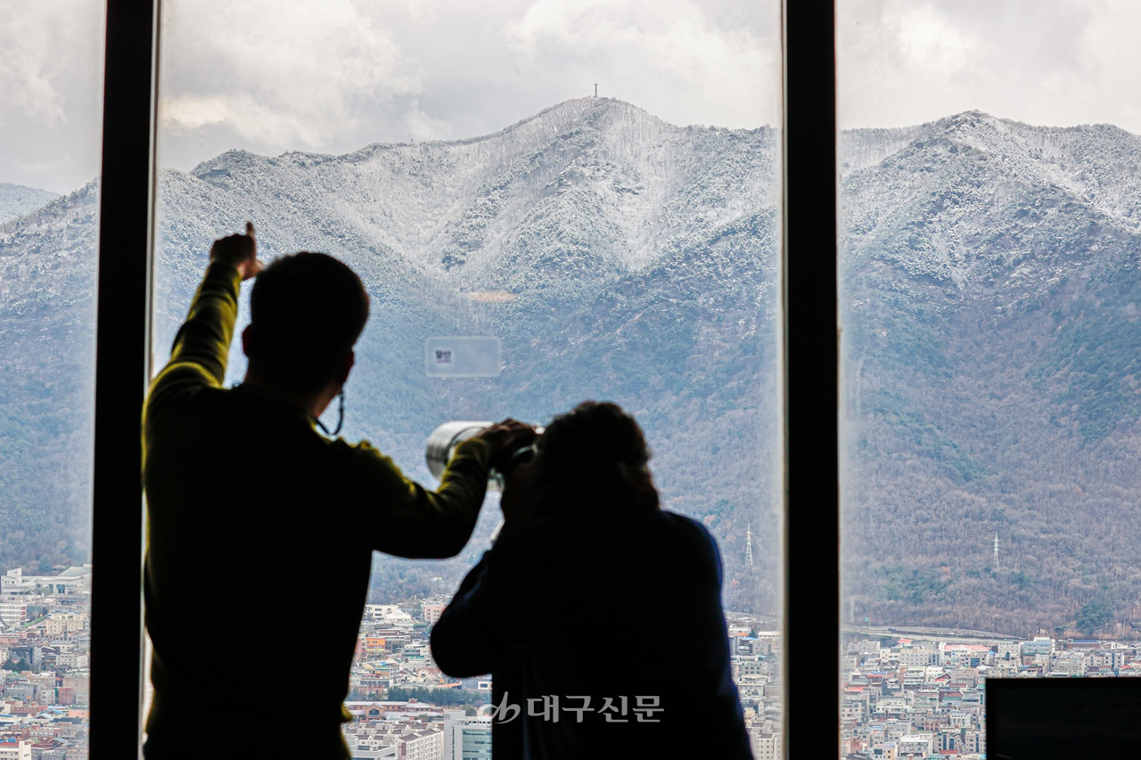 밤사이 눈이 내린 2일 대구 달서구 이월드 83타워 전망대에서 시민들이 망원경으로 설경이 펼쳐진 대구 앞산을 감상하고 있다. 전영호기자 riki17@idaegu.co.kr