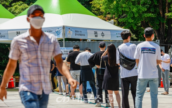 지난 19일 오후 대구 중구 국채보상운동기념 공원 임시선별검사소를 찾은 시민들이 코로나19 검사를 받기 위해 순서를 기다리고 있다. 전영호기자 riki17@idaegu.co.kr