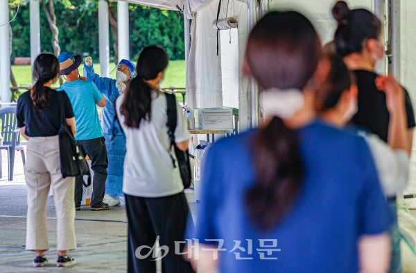 20일 오후 대구 중구 국채보상운동기념공원 임시선별검사소에서 시민들이 코로나19 검사를 받고 있다. 전영호기자 riki17@idaegu.co.kr