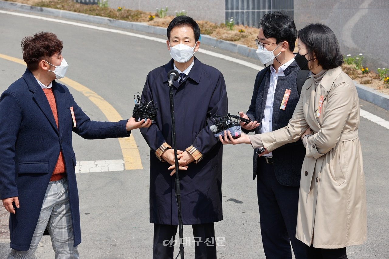 24일 오후 박근혜 전 대통령이 대구 달성군 사저에 도착한 가운데 유영하 변호사가 취재진의 질문에 답하고 있다. 전영호기자 riki17@idaegu.co.kr