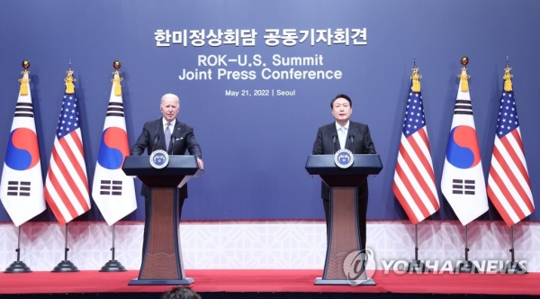 윤석열 대통령과 조 바이든 미국 대통령이 21일 서울 용산 대통령실 청사에서 공동기자회견을 하고 있다.
