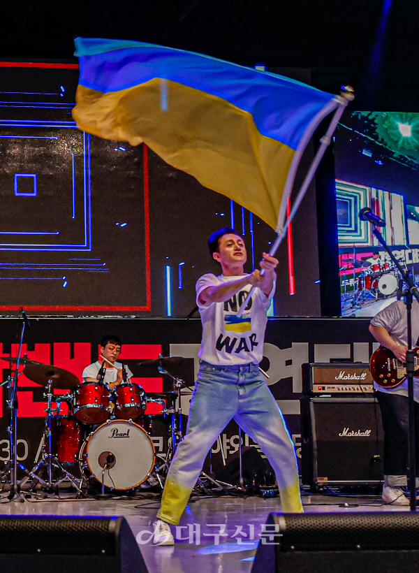성인부 금상을 수상한 레오 밴드 보컬이 우크라이나 국기를 흔들는 퍼포먼스를 하고 있다. 전영호기자