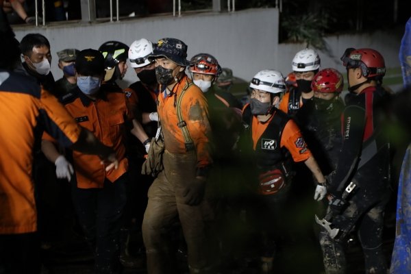 6일 저녁 태풍 '힌남노'의 폭우로 잠긴 경북 포항시 남구의 한 아파트 지하 주차장에서 소방·군 관계자들이 실종된 주민 1명을 추가로 구조하고 있다. 연합뉴스