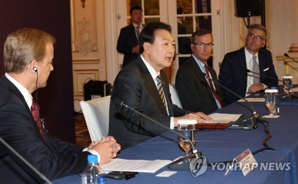 윤석열 대통령이 22일(현지시간) 미국 뉴욕 한 호텔에서 열린 투자 신고식 및 북미지역 투자가 라운드 테이블에서 발언을 하고 있다.