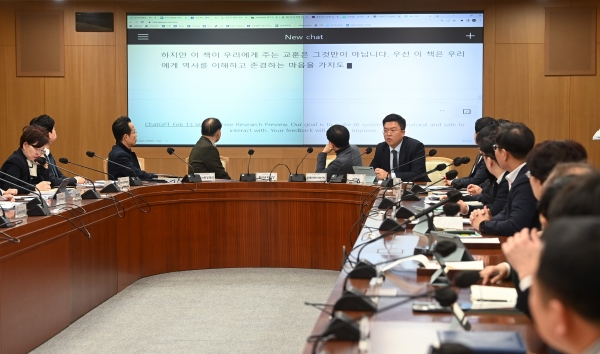 이철우 경북도지사는 21일 간부회의에서 인공지능 플랫폼인 '챗 GPT를 업무에 적극 활용할 것을 지시했다.